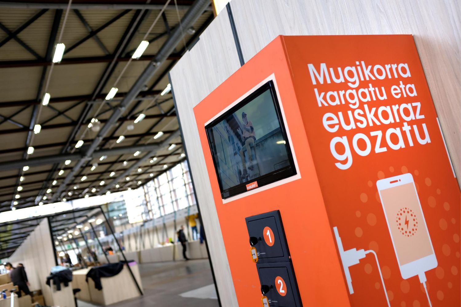 Euskaltel ofrece puntos de carga para móviles en Durangoko Azoka