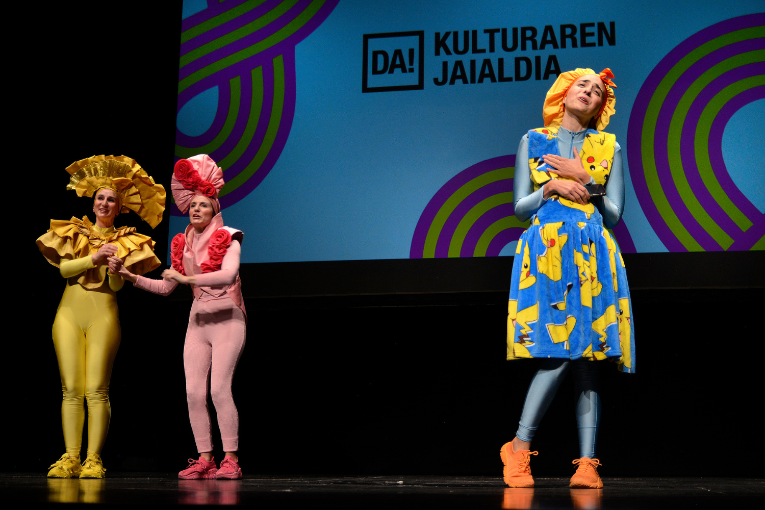 Durangoko Azoka pone el broche a su primera jornada recordando a Izaskun Ellakuria