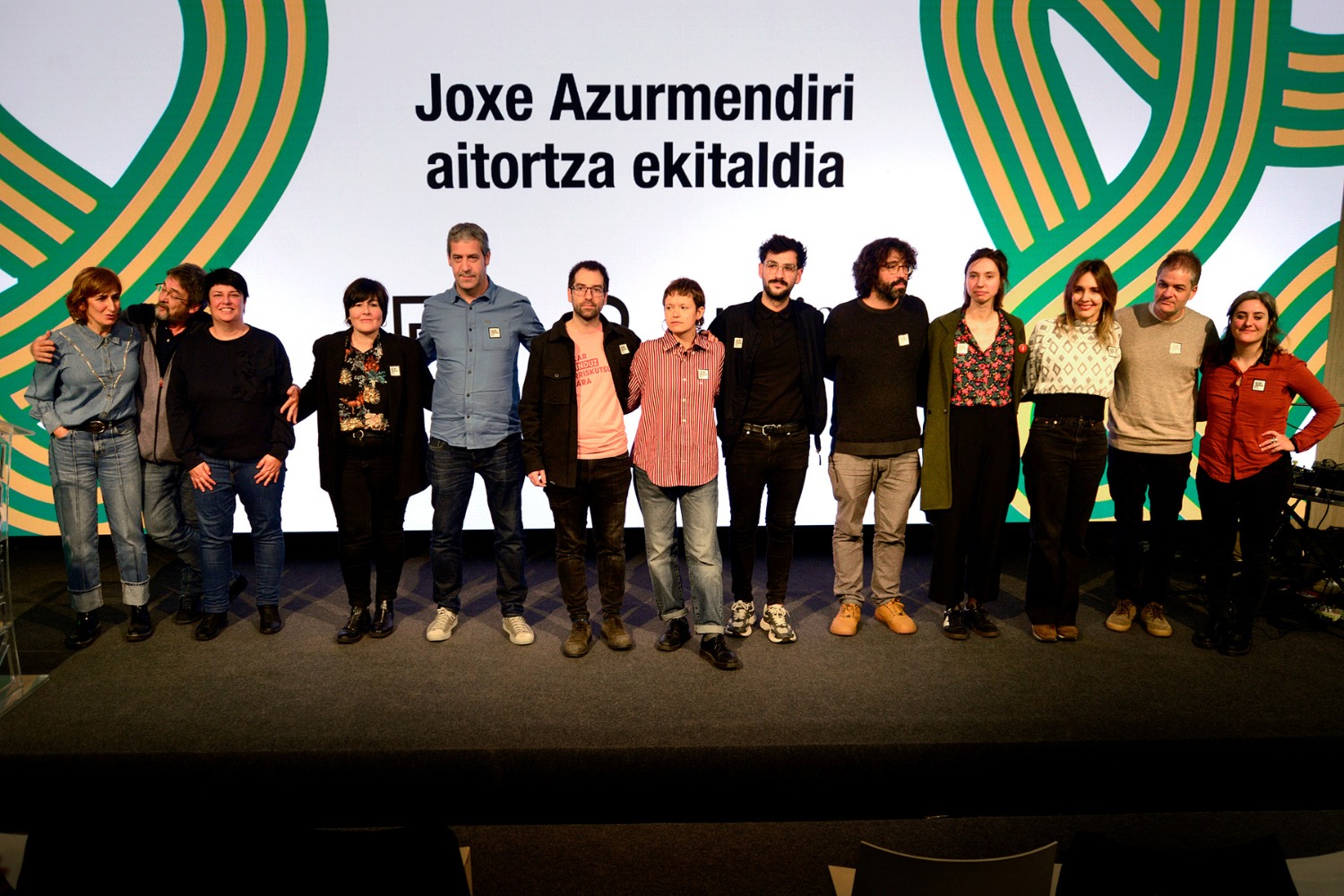 Jakinek eta Gerediagak Joxe Azurmendiren ekarpena aitortu dute Durangoko Azokan