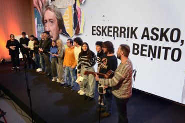 Benito Lertxundiri esker ona erakutsiz, kantuan amaitu da Durangoko Azoka